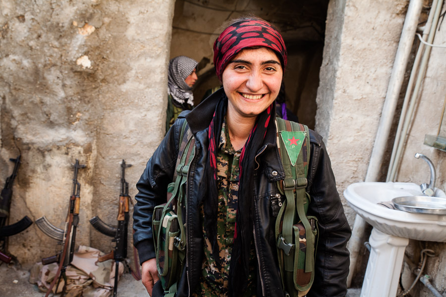 Nella foto: una combattente dello YPJ (unità di protezione delle donne) a Sinjar (Kurdistan Iracheno) Dicembre 2014 